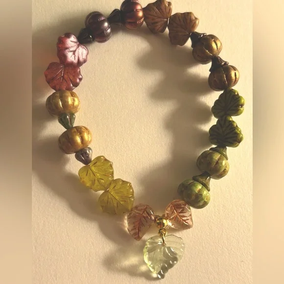 NWOT bracelet Pumpkins & Autumn Leaves rose Czech Glass, charms, stretch Osfm - Picture 5 of 10